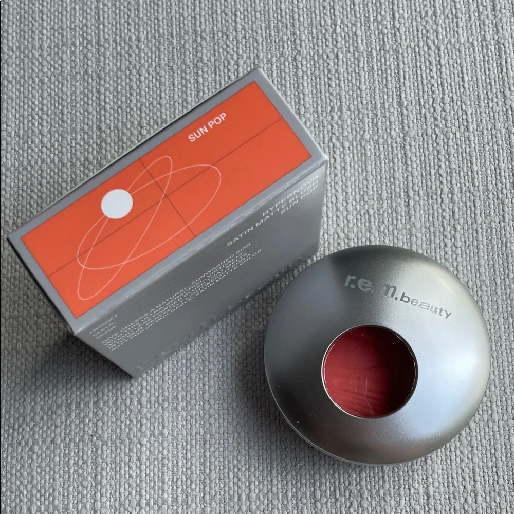 r.e.m. beauty Hyphenova Satin Matte Blush - Sun Pop